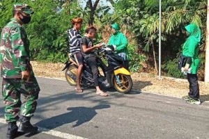 Ibu Persit KCK Mandirancan saat membagikan masker.